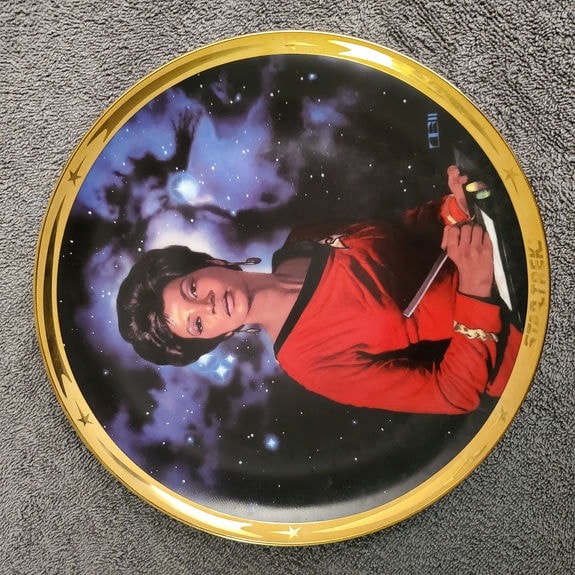 HC_25_ST_TOS_Uhura Plate - Front